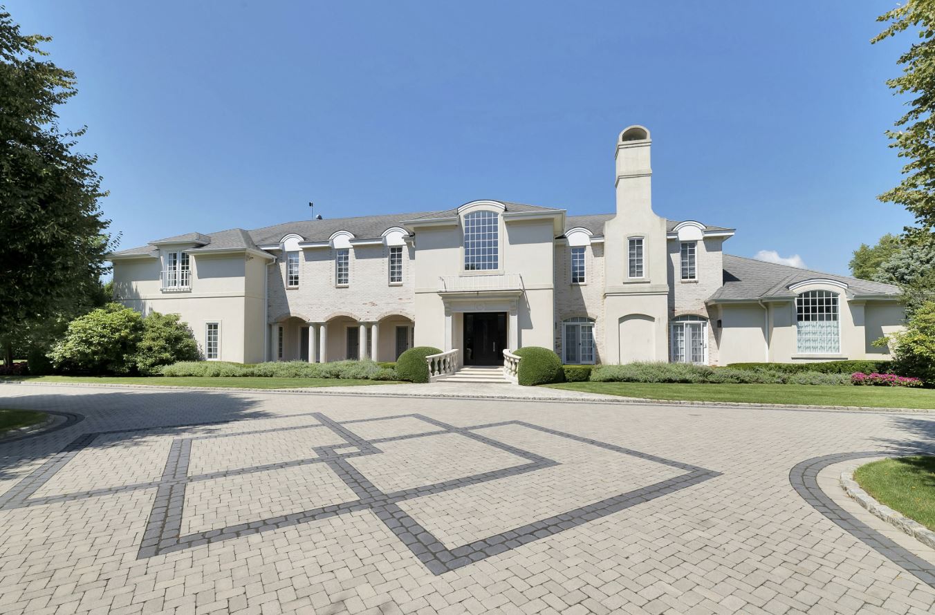 , Southampton Estate In The Fordune Enclave, Town &amp; Country Real Estate