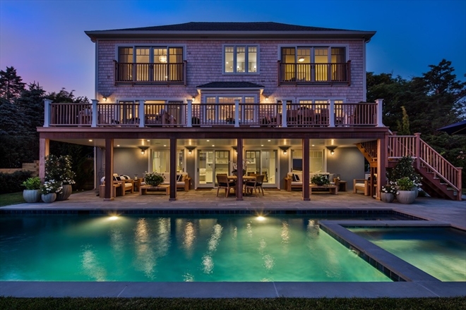 Hamptons Real Estate News – Bay Bluff Sells For $5.4 Million, Town &amp; Country Real Estate
